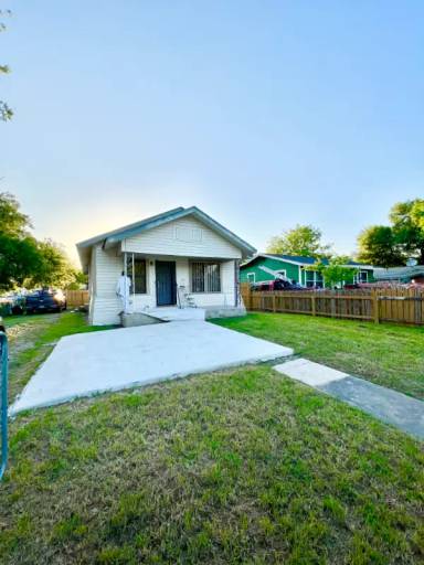 Main picture of 4611 S Hackberry