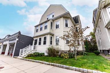 Main picture of 746 Broadway