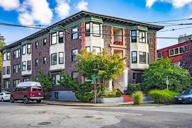 Main picture of 768 Bellevue Ave E