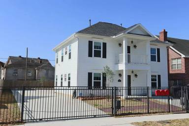 Main picture of 2610 Southmore Blvd