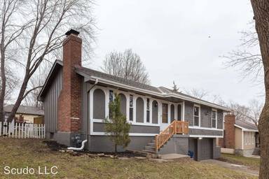 Main picture of 2405 SW Jackson Ct