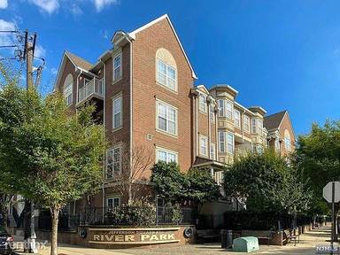Main picture of 200 Dey St