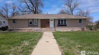 Main picture of 828 Apgar St S