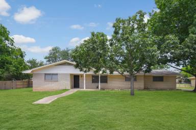 Main picture of 16 Oakmont Cir