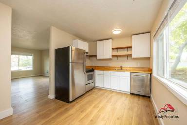 Main picture of 212 N Dekum St