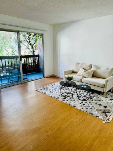 Main picture of 18445 Collins St