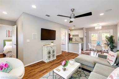 Main picture of 607 1/2 Upson St