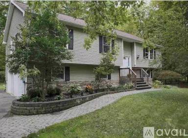 Main picture of 447 S Ohioville Rd