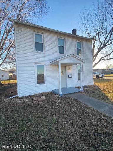 Main picture of 228 4th Ave W