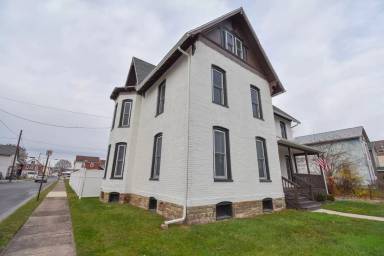 Main picture of 23 W Clinton St
