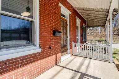 Main picture of 211 Bridge St