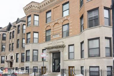 Main picture of 900 W Montrose Ave