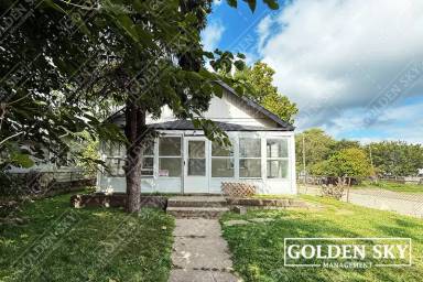 Main picture of 806 W 7th St