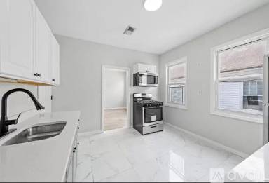 Main picture of 210 W Price St