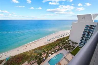 Main picture of Carillon beach