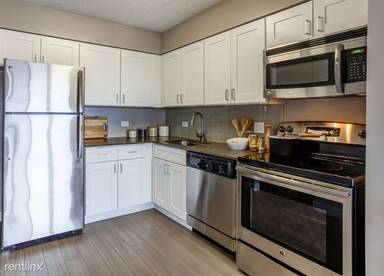 Main picture of 2573 N Clark St