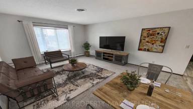Main picture of 809 W 10th St