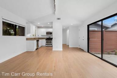 Main picture of 170 E 18th St