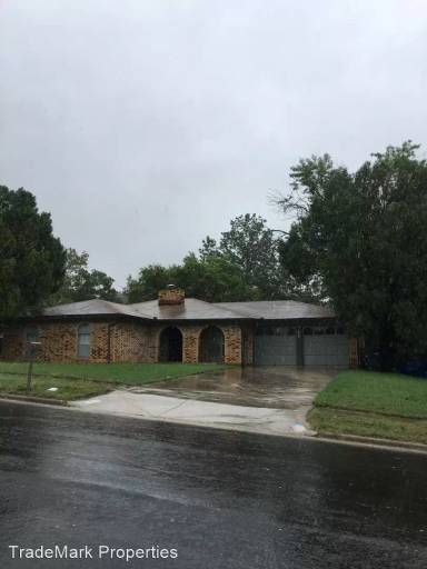 Main picture of 912 Lynn Ln