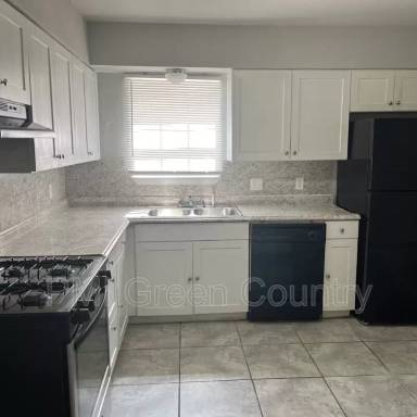 Main picture of 6411 S Newport Ave