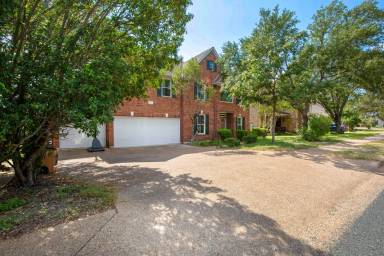 Main picture of 8009 Bottlebrush Dr