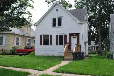 Main picture of 1737 A Ave NE