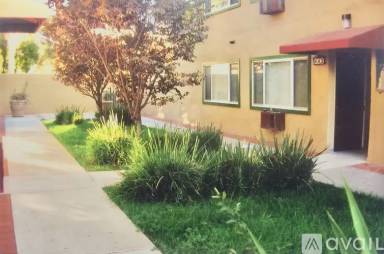 Main picture of 652 N Raymond Ave