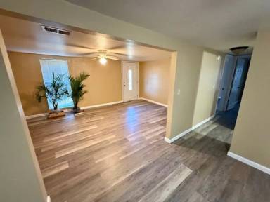 Main picture of 5824 Bay Ave