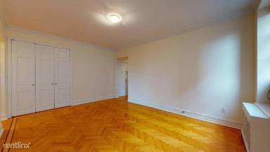 Main picture of 200 Riverside Dr