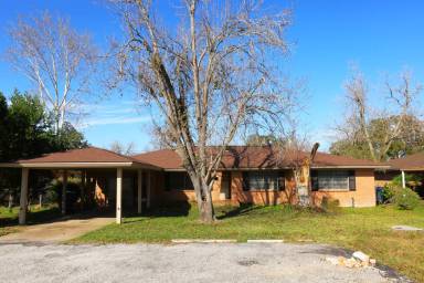 Main picture of 103 E Meadow Ln