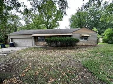 Main picture of 7604 E 107th St