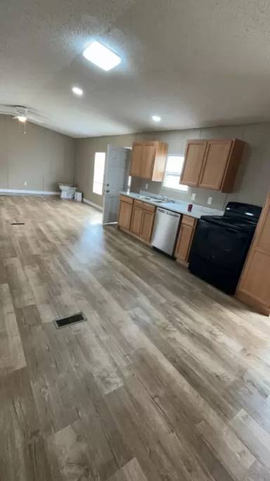 Main picture of 1716 E Market Ave