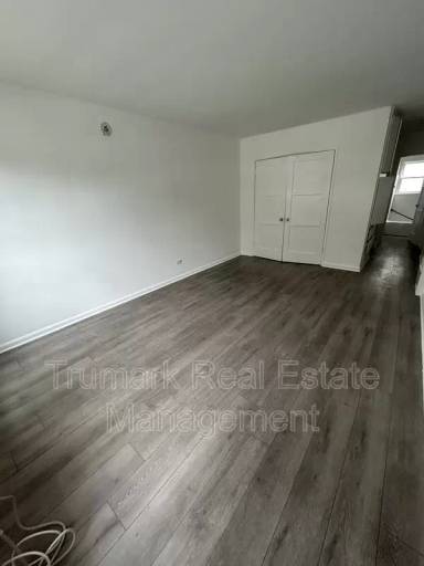 Main picture of 106 E Randolph St