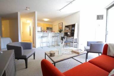 Main picture of 7 W Chicago Ave