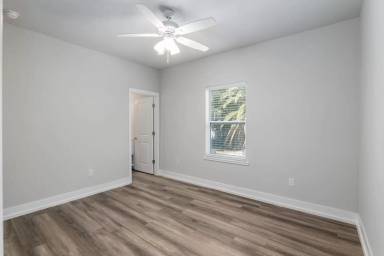 Main picture of 1395 NW 6th Ave