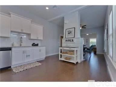 Main picture of 107 W Amelia Ave