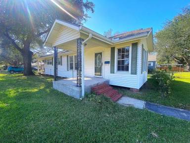 Main picture of 135 W Oak Ln