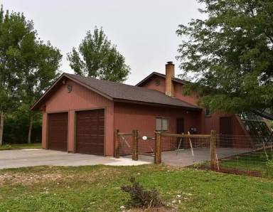 Main picture of 5910 N Leonard Ave