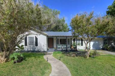 Main picture of 852 W Coll St