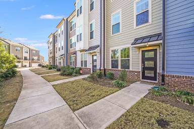 Main picture of 334 Simeon Dr