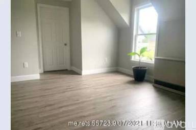 Main picture of 584 Main St