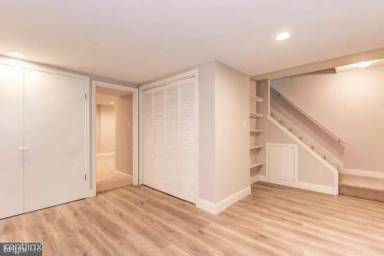 Main picture of 5 London Bridge Ct