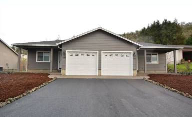 Main picture of 1125 NE Grandview Dr