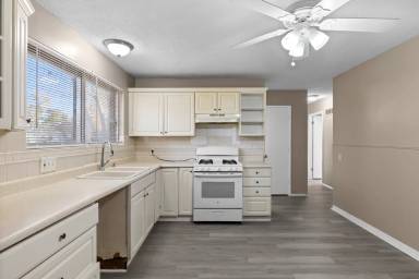 Main picture of 695 Charvel Dr