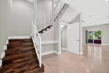 Main picture of 18358 Saticoy St