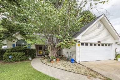 Main picture of 221 Jasmine Dr