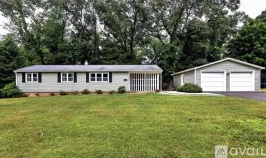 Main picture of 921 Farmington Dr