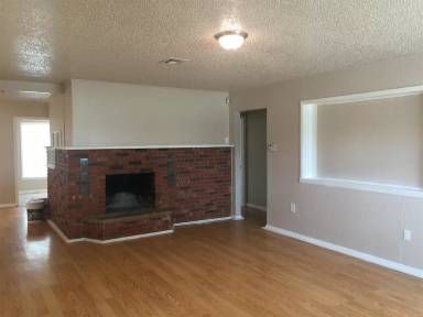 Main picture of 105 W Chestnut