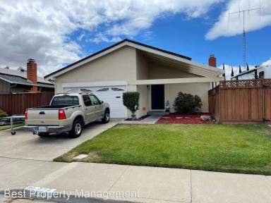 Main picture of 535 Cedar Dr