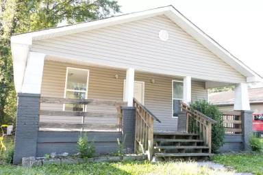 Main picture of 1412 E 49th St